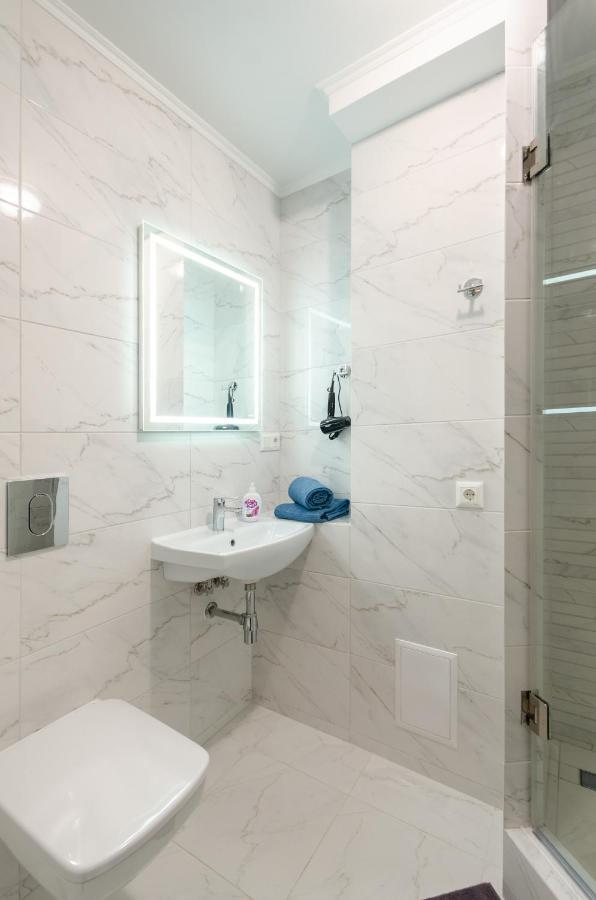 Artal Apartment On Obolonskyi Avenue 16 Kiev Exterior foto